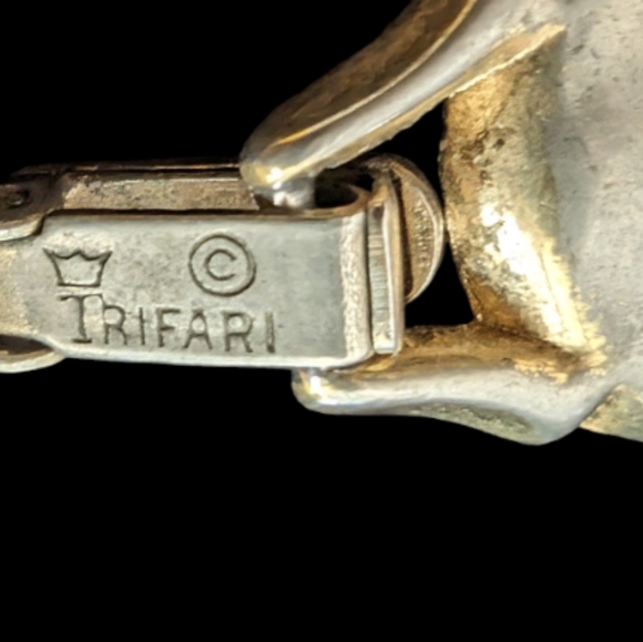 Trifari Red Thermoset Tulip Bracelet - Picture 3 of 3